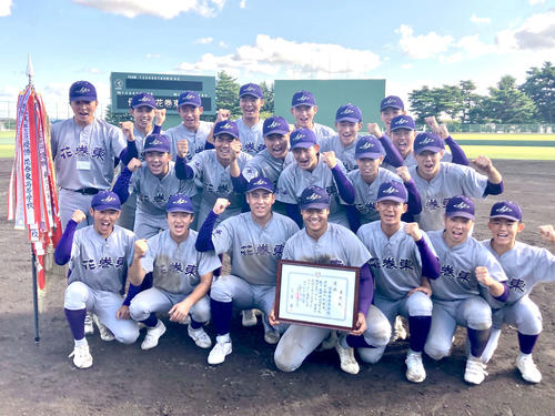 花巻東対八戸学院光星　優勝を果たし笑顔で集合写真に納まる花巻東の選手たち（撮影・高橋香奈）
