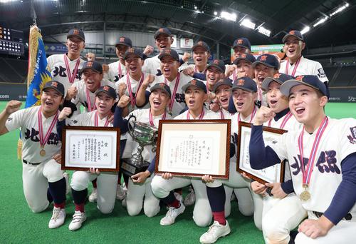 北照対白樺学園　優勝し笑顔の北照ナイン（撮影・黒川智章）