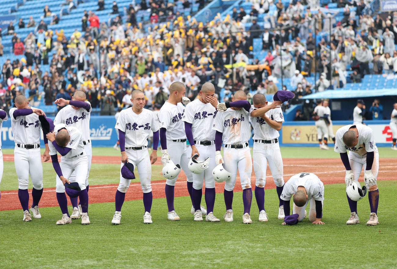 関東第一対帝京　試合が終了し涙を見せる関東第一ナイン（撮影・増田悦実）