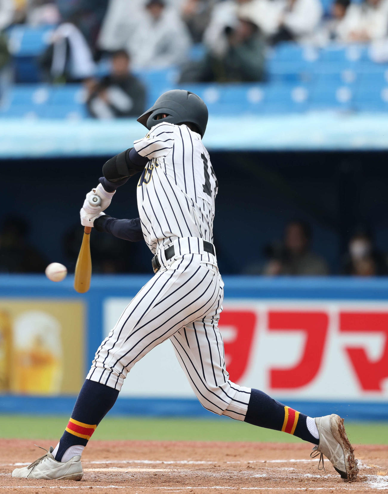 関東第一対帝京　3回裏帝京無死、安打を放つ唐津（撮影・増田悦実）