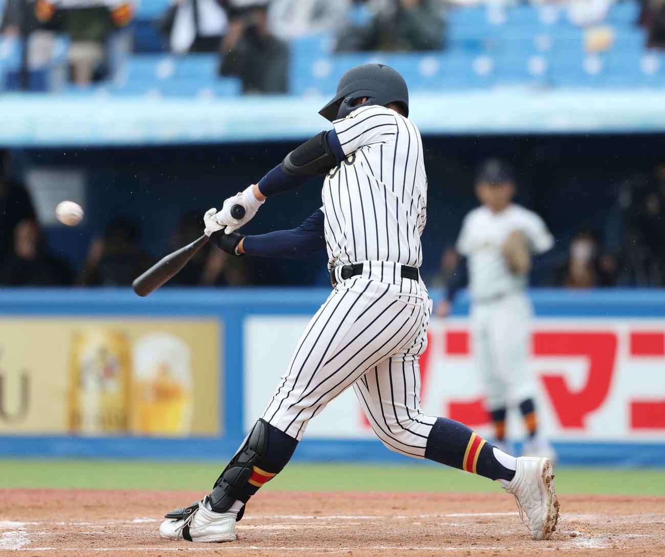 関東第一対帝京　3回裏帝京2死満塁、適時二塁打を放つ蔦原（撮影・増田悦実）