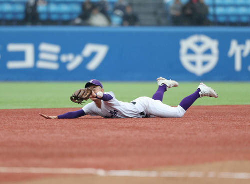 関東第一対帝京　3回裏帝京2死二塁、唐津の内野安打を捕球できない田沢（撮影・増田悦実）