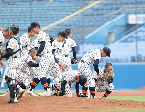 関東第一対帝京　勝利し泣き崩れる帝京ナイン（撮影・増田悦実）