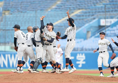 関東第一対帝京　勝利しマウンドに集まる帝京ナイン（撮影・増田悦実）