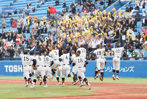 関東第一対帝京　勝利し大喜びで観客席に向かう帝京ナイン（撮影・増田悦実）