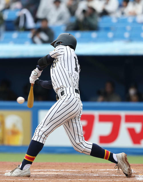 関東第一対帝京　3回裏帝京無死、安打を放つ唐津（撮影・増田悦実）