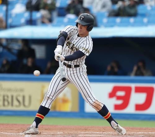 関東第一対帝京　3回裏帝京無死二塁、安打を放つ島末（撮影・増田悦実）