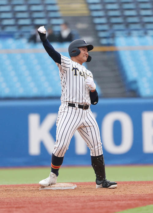 関東第一対帝京　3回裏帝京2死満塁、適時二塁打を放ちガッツポーズをする蔦原（撮影・増田悦実）