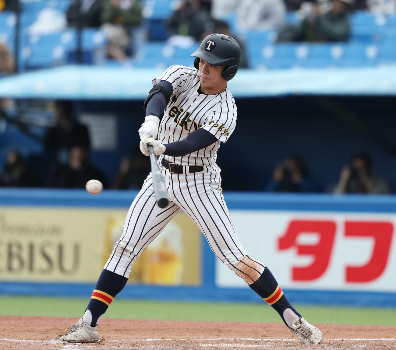 関東第一対帝京　3回裏帝京無死二塁、安打を放つ島末（撮影・増田悦実）