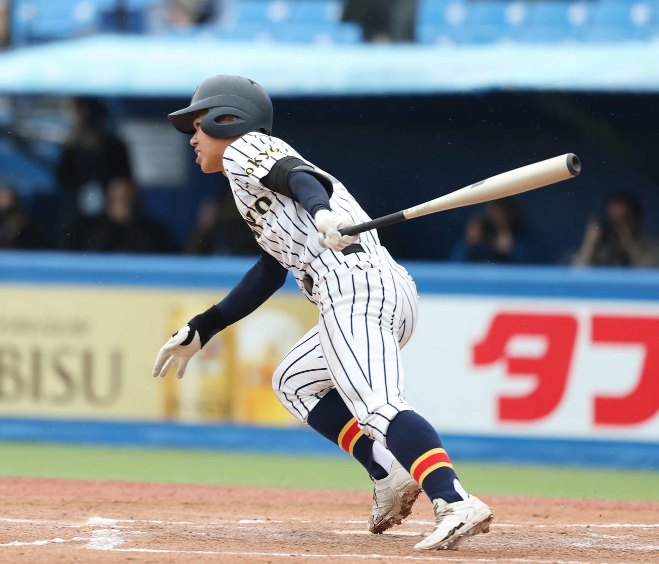 関東第一対帝京　3回裏帝京1死満塁、適時内野安打を放つ木村（撮影・増田悦実）