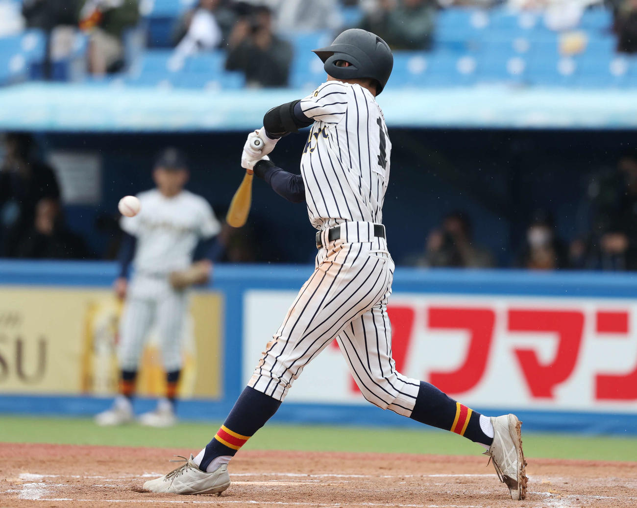 関東第一対帝京　3回裏帝京2死二塁、内野安打を放つ唐津（撮影・増田悦実）