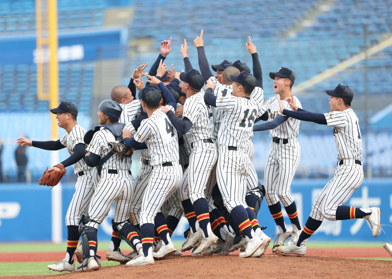 関東第一対帝京　勝利しマウンドに集まる帝京ナイン（撮影・増田悦実）