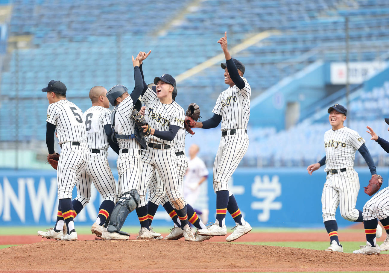 関東第一対帝京　勝利しマウンドに集まる帝京ナイン（撮影・増田悦実）