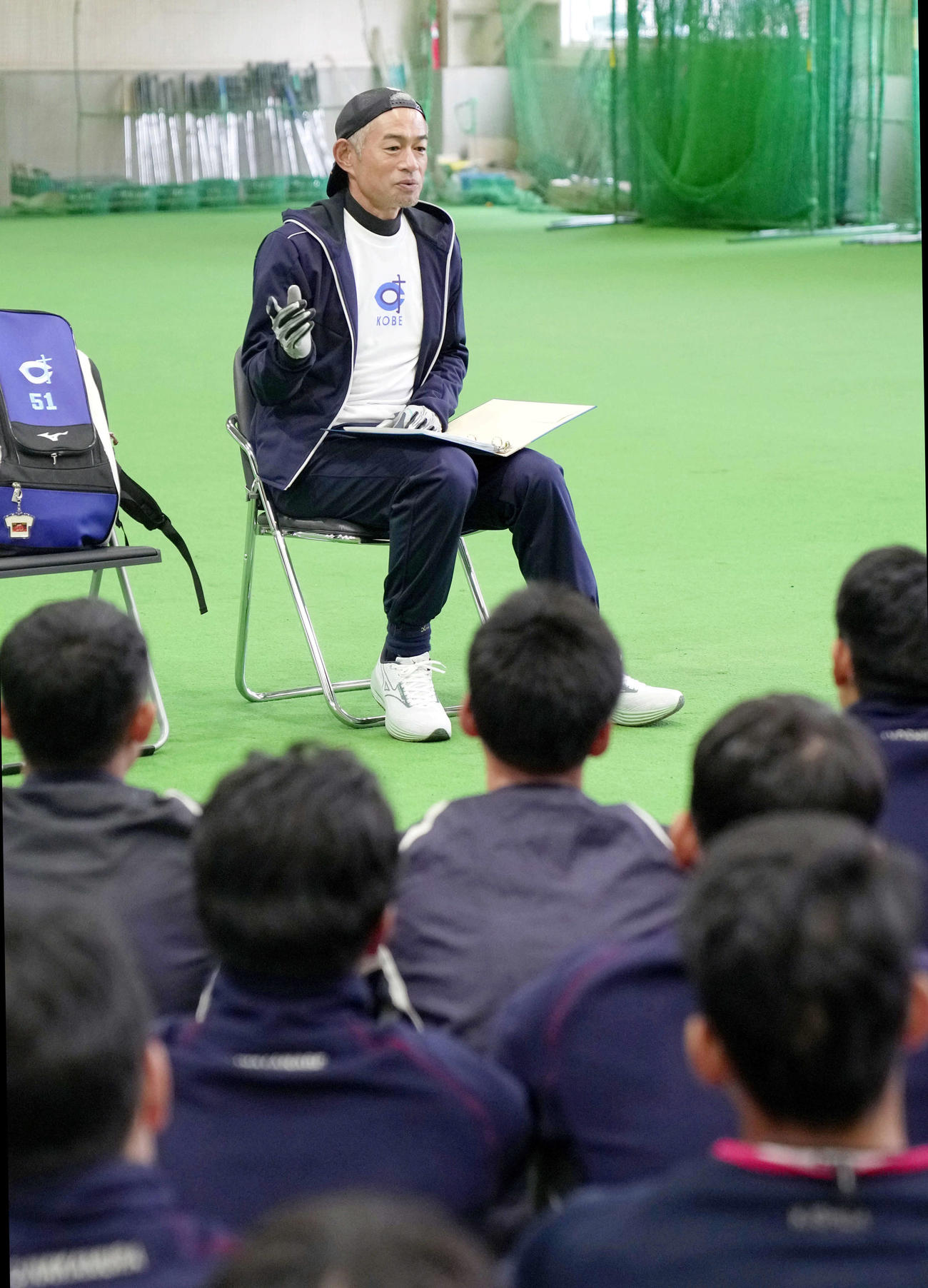 練習を終え、中越高の野球部員に話をするイチローさん（代表撮影）