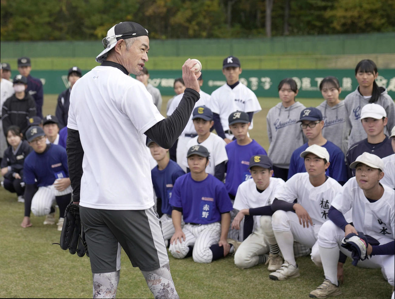 フリー打撃で快音を響かせるイチローさん（代表撮影）＝2025年11月8日