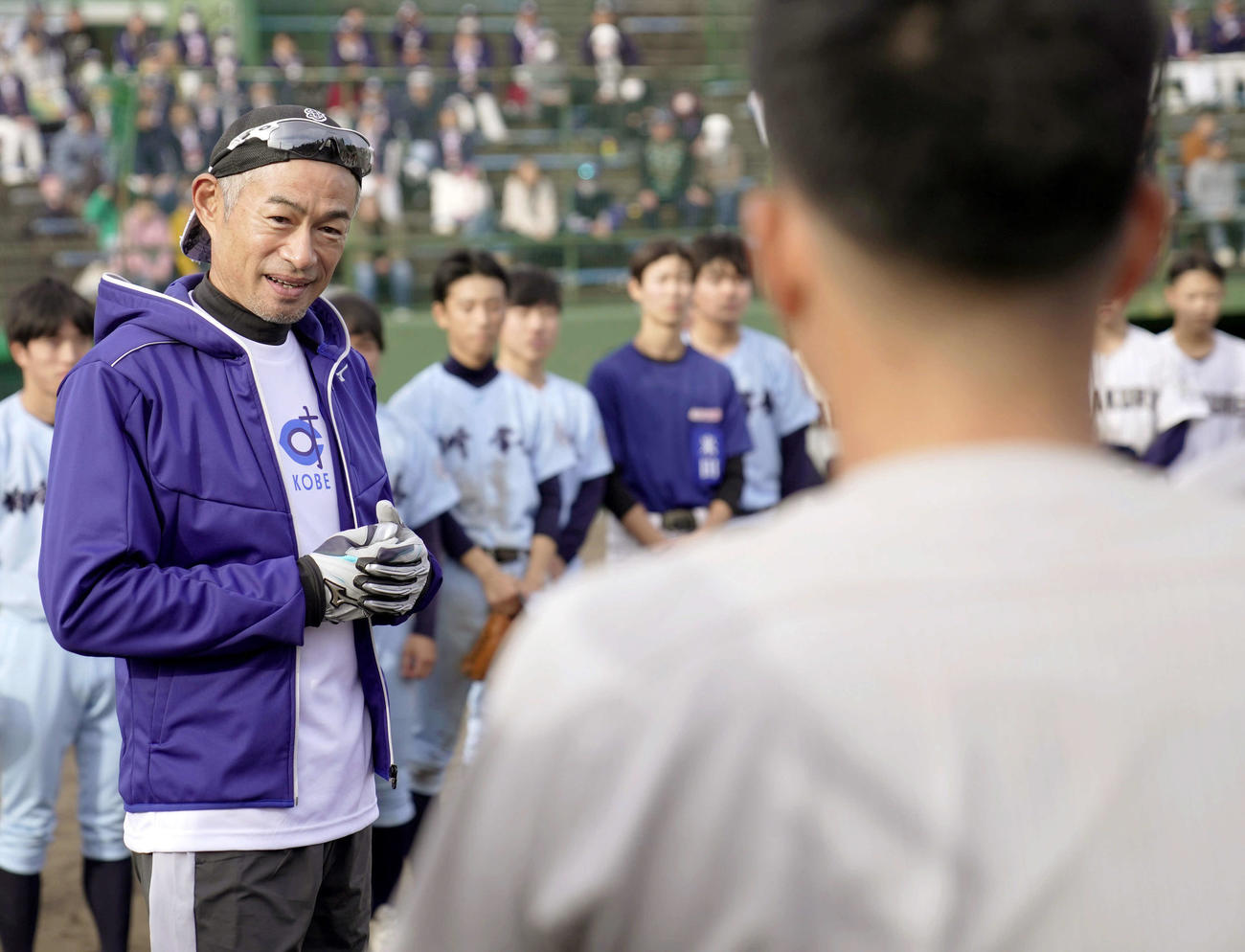 高校生たちを指導するイチローさん（代表撮影）＝2025年11月8日