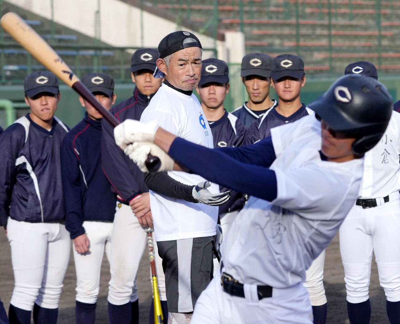 ティー打撃を指導するイチローさん（代表撮影）＝2025年11月8日　