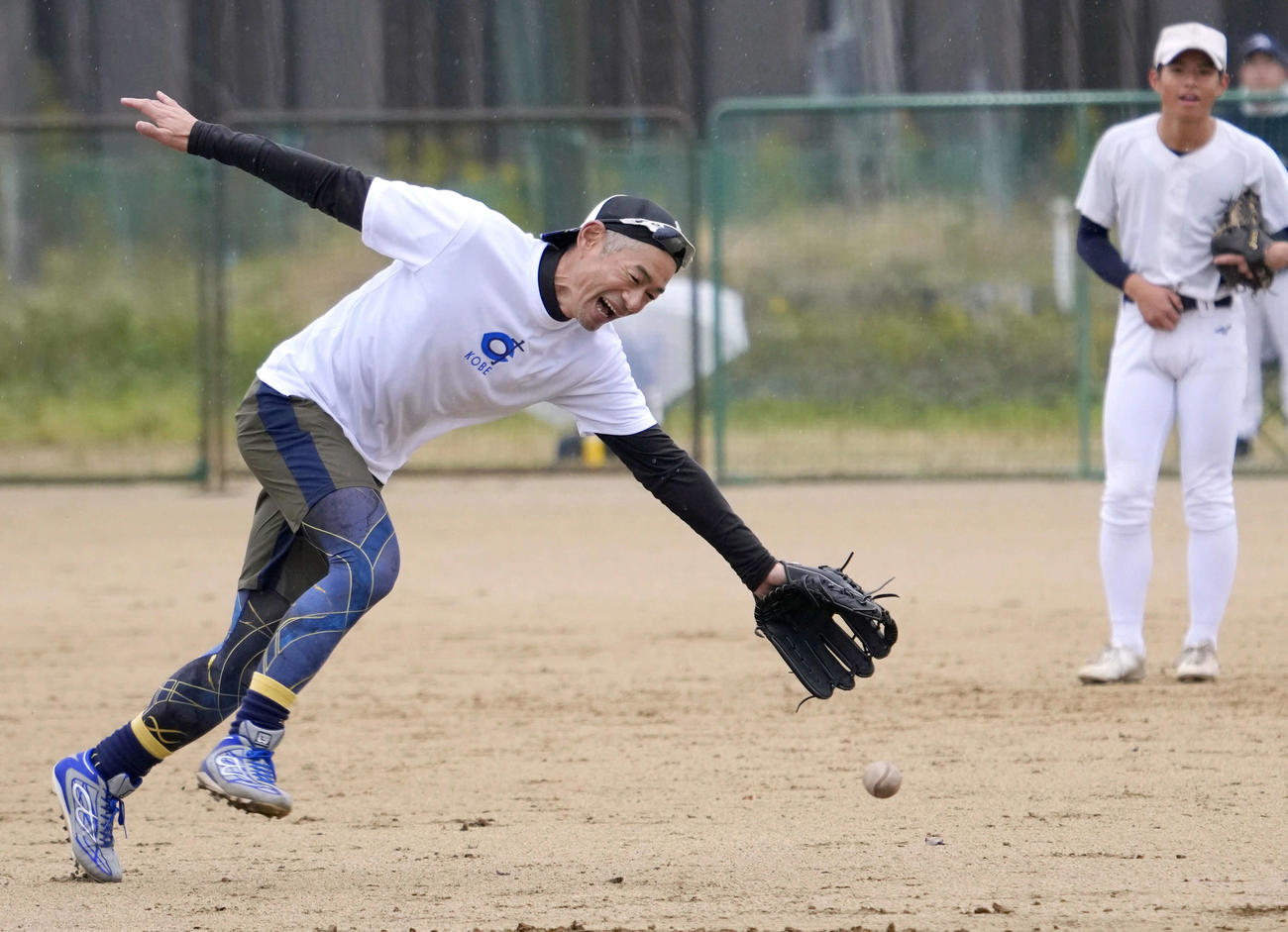 実戦形式の練習でセンターを守ったイチローさん（代表撮影）