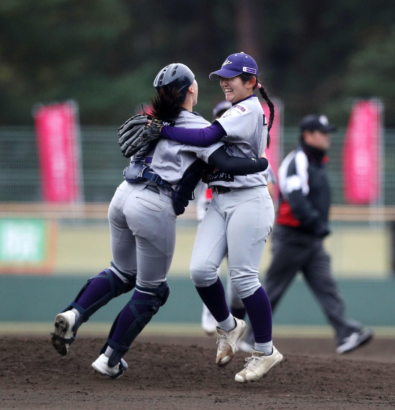 新潟医療福祉大対花巻東　マウンドで抱き合う花巻東の鯨井（右）と田中のバッテリー（撮影・木村有優）