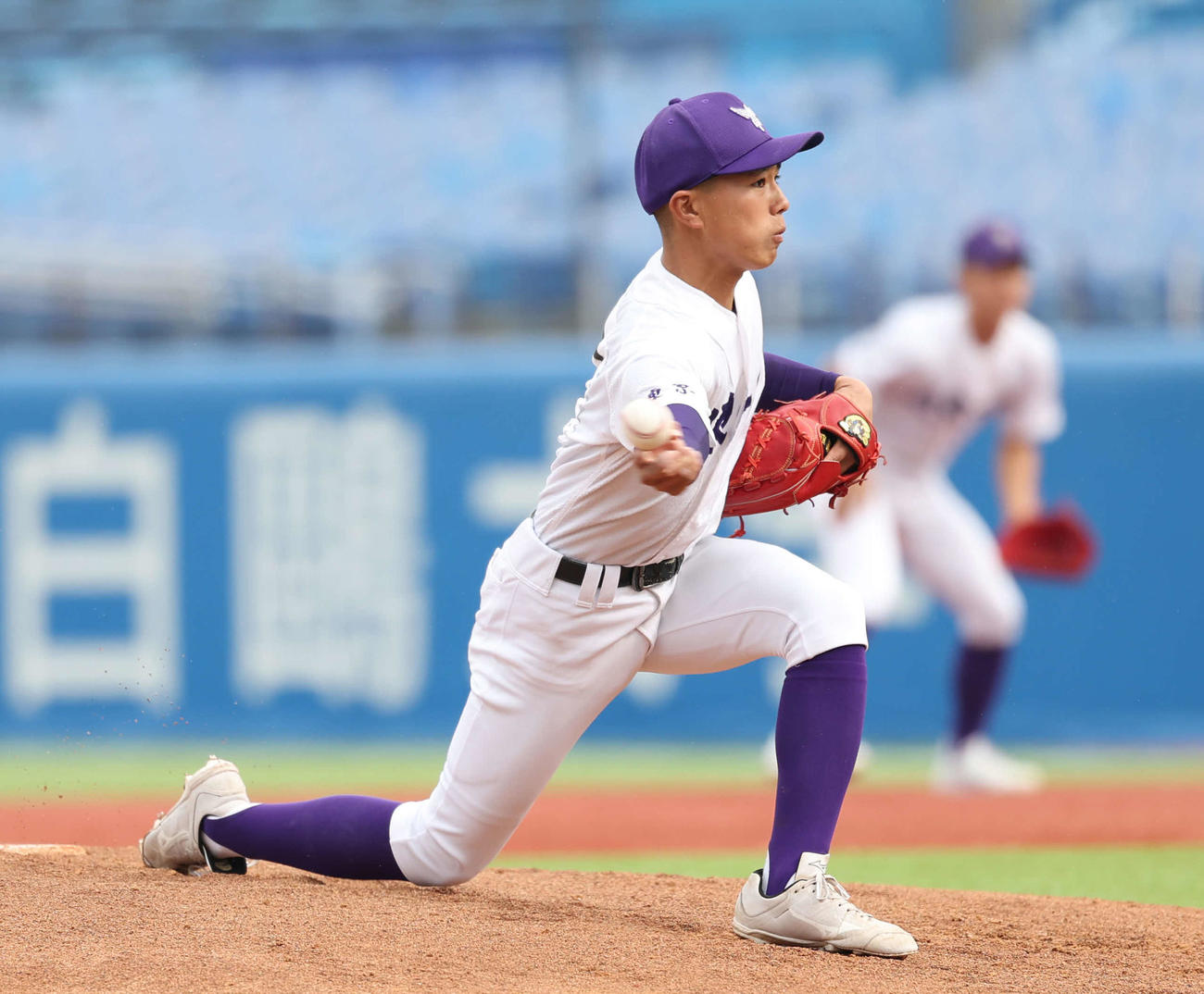 関東第一対帝京　先発し力投する関東第一・小林（撮影・増田悦実）