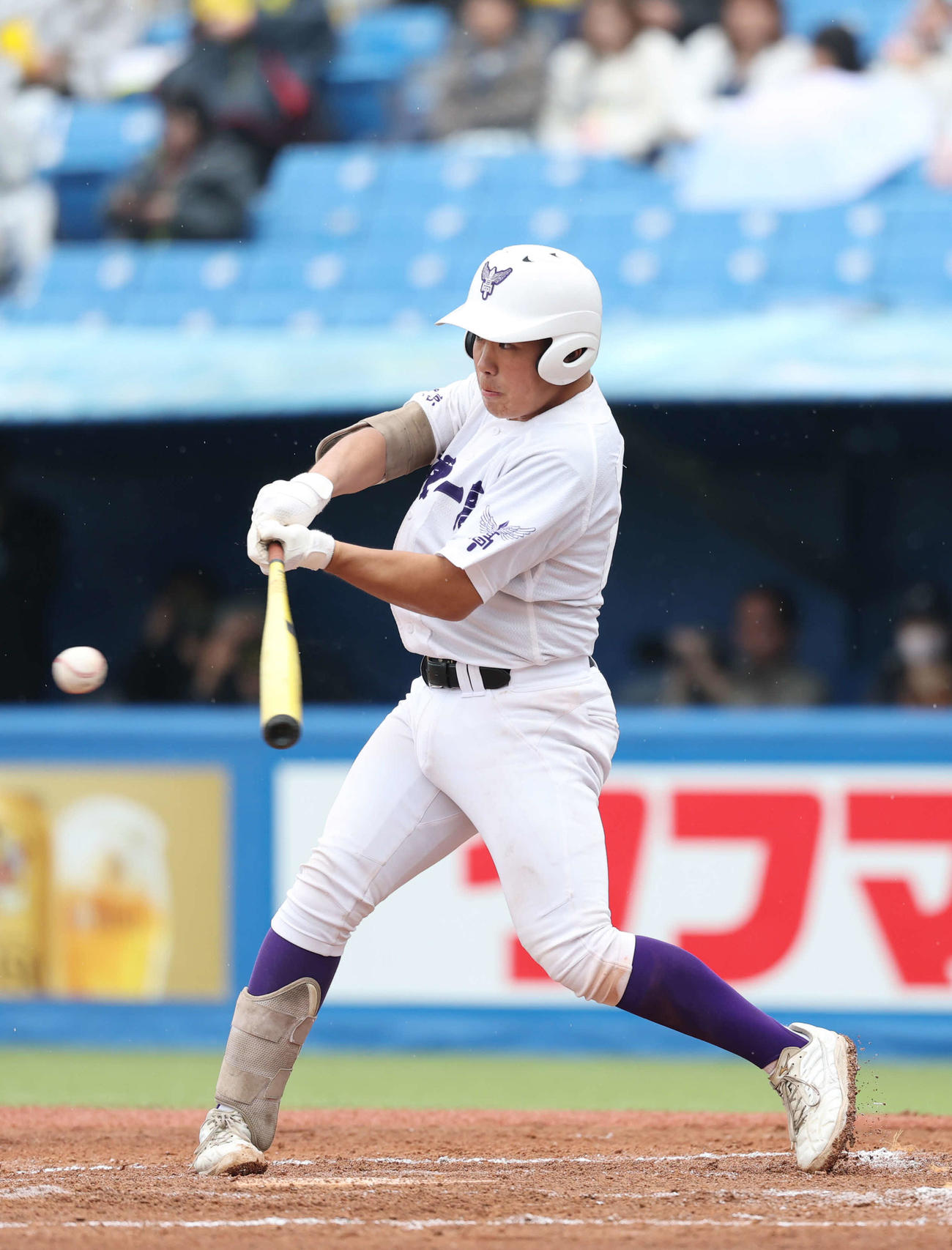 関東第一対帝京　7回表関東第一2死二塁、適時打を放つ柴崎（撮影・増田悦実）