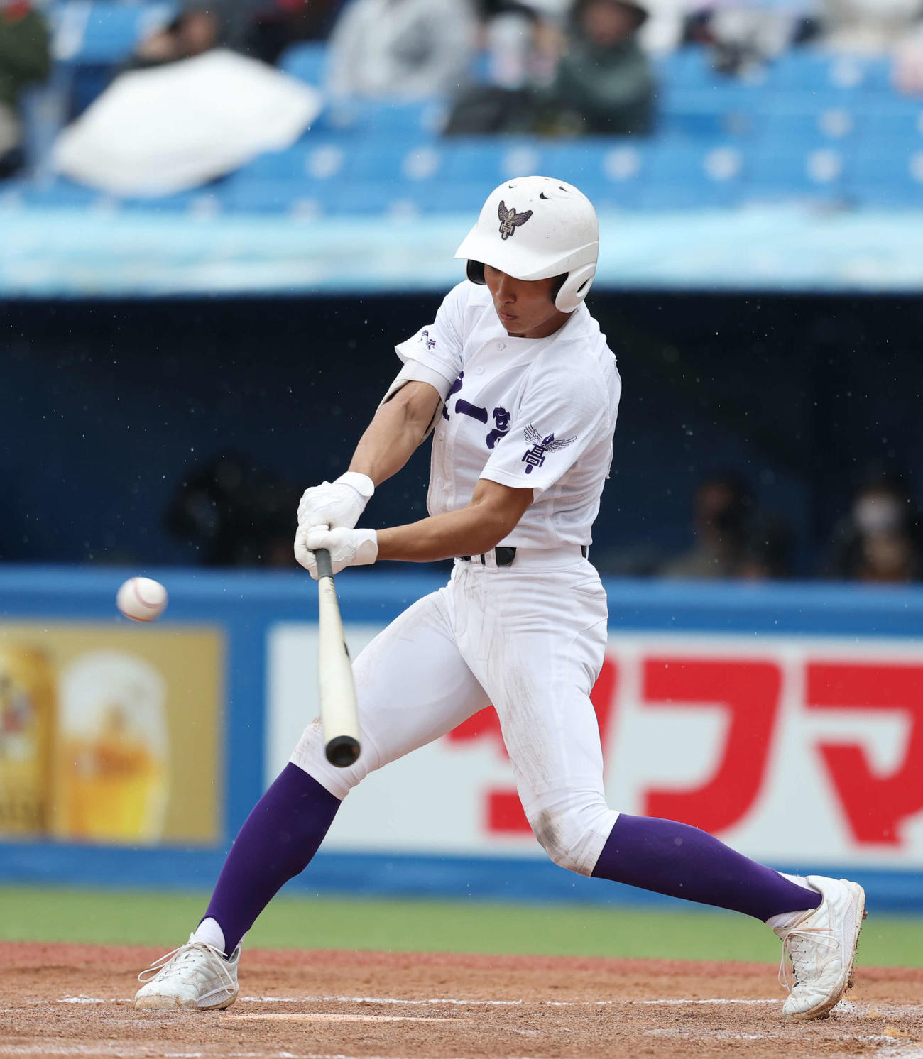 関東第一対帝京　4回表関東第一1死、二塁打を放つ鈴木（撮影・増田悦実）