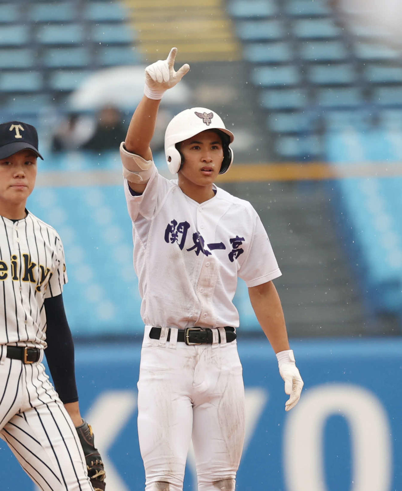 関東第一対帝京　4回表関東第一1死、二塁打を放ちポーズをする鈴木（撮影・増田悦実）