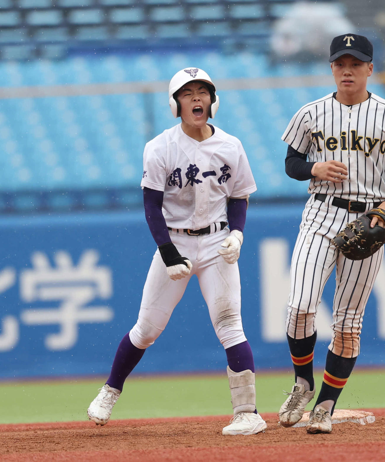 関東第一対帝京　5回表関東第一無死、二塁打を放ち喜びの声を上げる田沢（撮影・増田悦実）