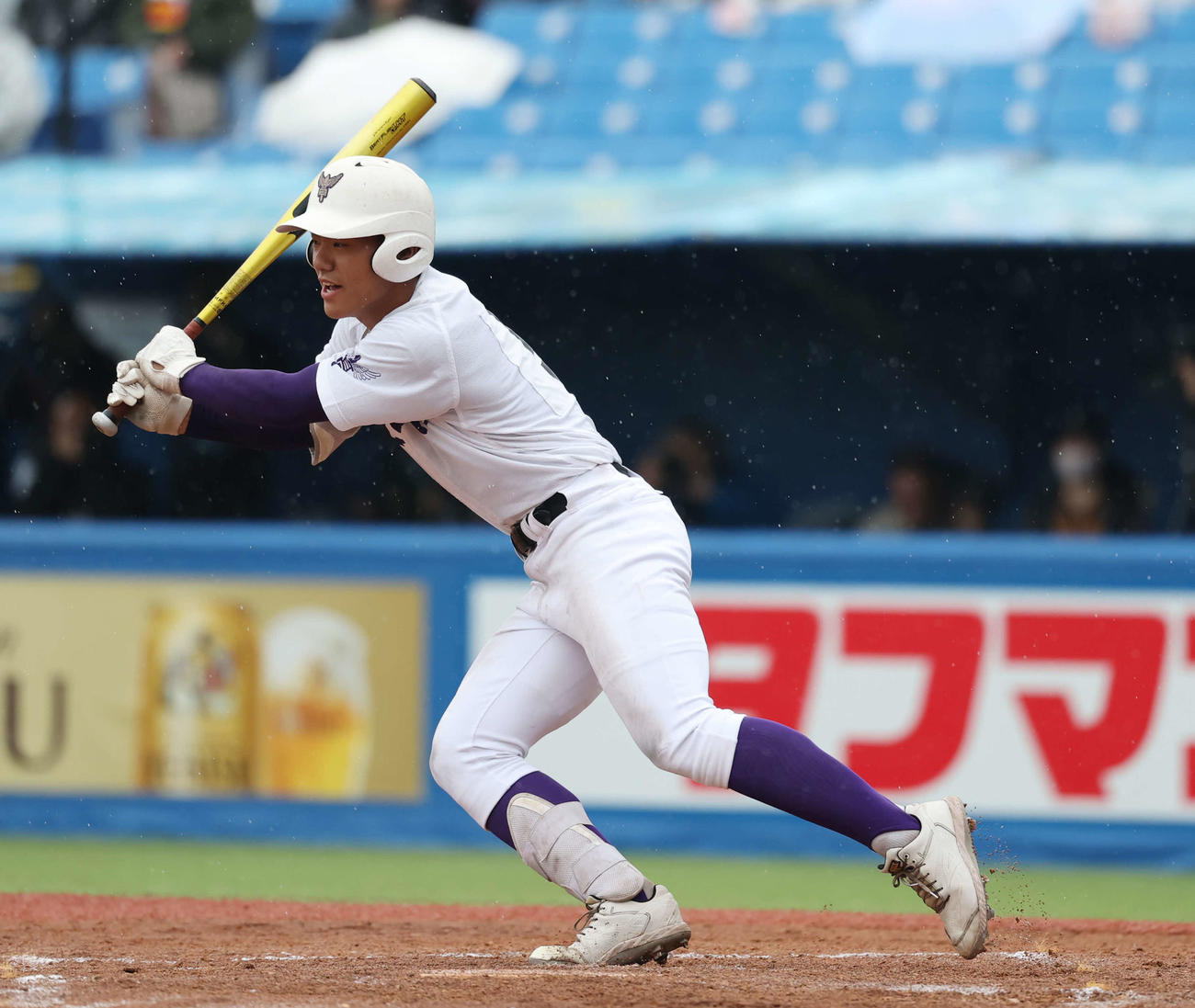 関東第一対帝京　5回表関東第一無死二塁、適時二塁打を放つ井口（撮影・増田悦実）