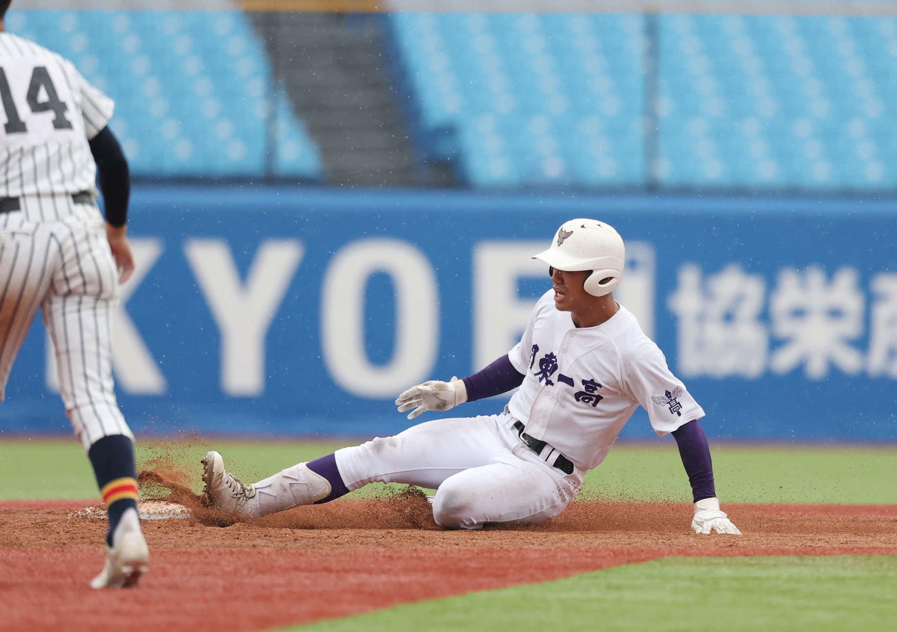 関東第一対帝京　5回表関東第一無死二塁、適時二塁打を放ち出塁する井口（撮影・増田悦実）