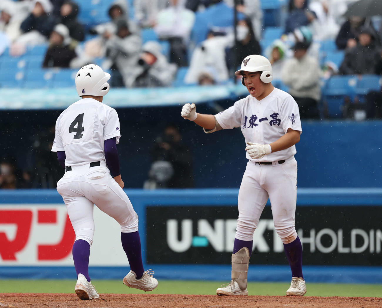 関東第一対帝京　5回表関東第一無死二塁、井口の適時二塁打で生還し喜ぶ田沢（左）と柴崎（撮影・増田悦実）