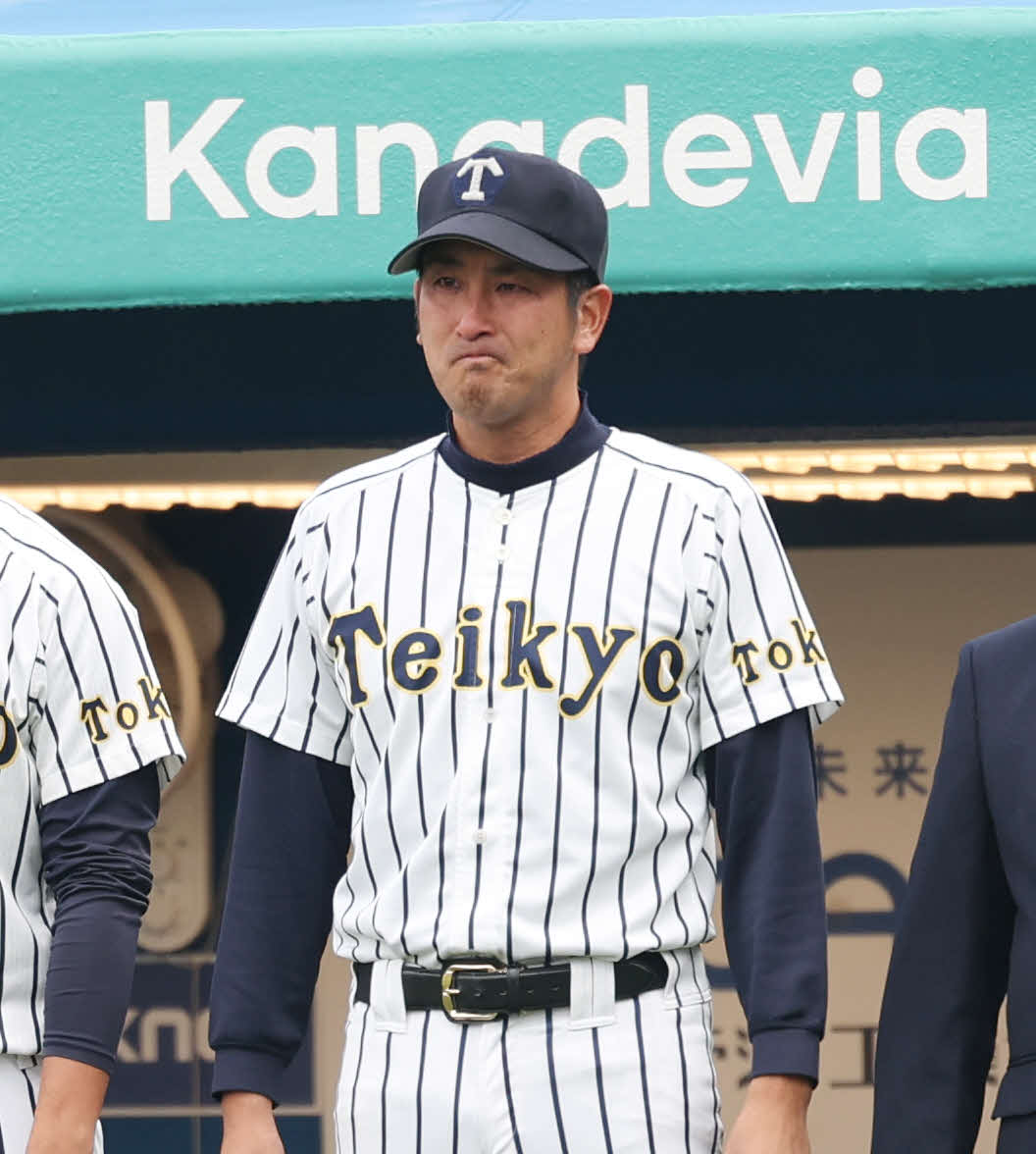 関東第一対帝京　勝利し目に涙を浮かべる帝京・金田優哉監督（撮影・増田悦実）