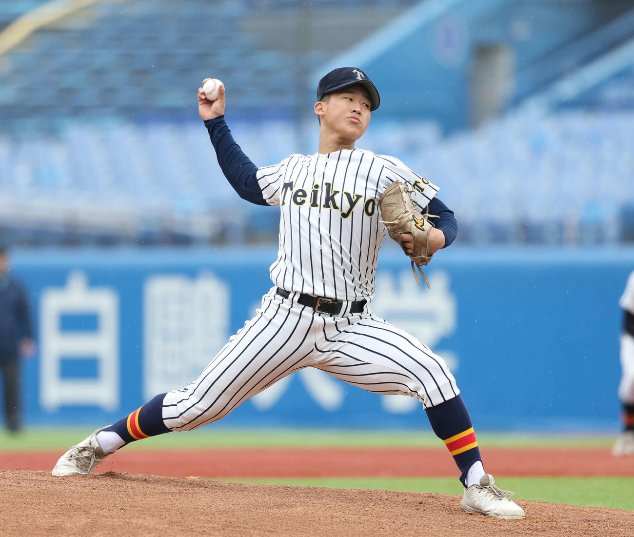 関東第一対帝京　先発し力投する帝京・安藤（撮影・増田悦実）