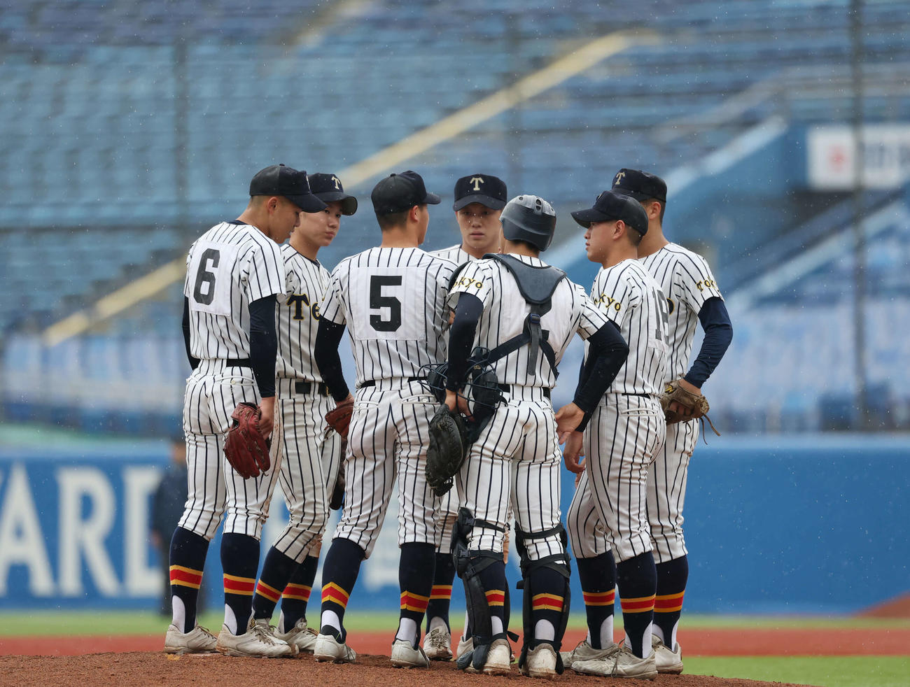 関東第一対帝京　5回表関東第一無死二塁、適時打を放たれマウンドに集まる帝京ナイン（撮影・増田悦実）