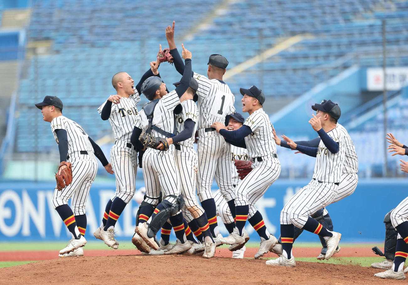 関東第一対帝京　勝利しマウンドに集まる帝京ナイン（撮影・増田悦実）