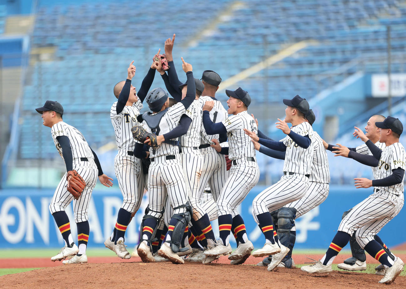 関東第一対帝京　優勝し、マウンドに集まる帝京ナイン（撮影・増田悦実）