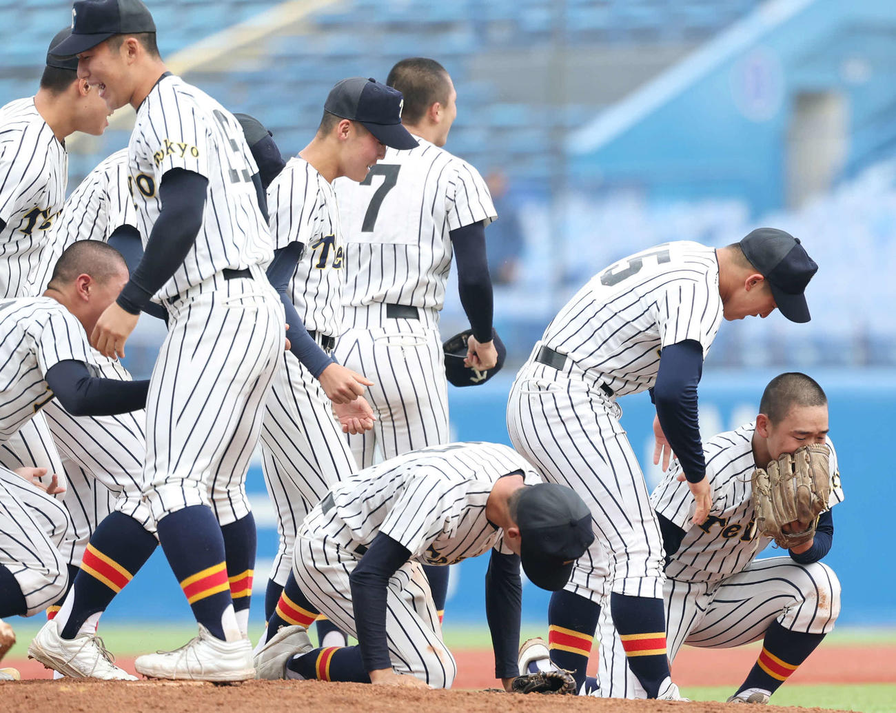 関東第一対帝京　勝利し泣き崩れる帝京ナイン（撮影・増田悦実）