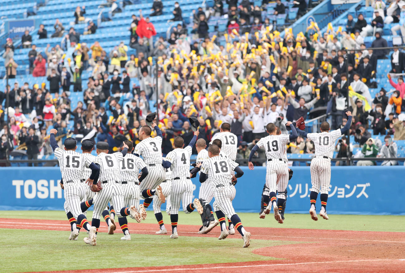 関東第一対帝京　勝利し大喜びで観客席に向かう帝京ナイン（撮影・増田悦実）
