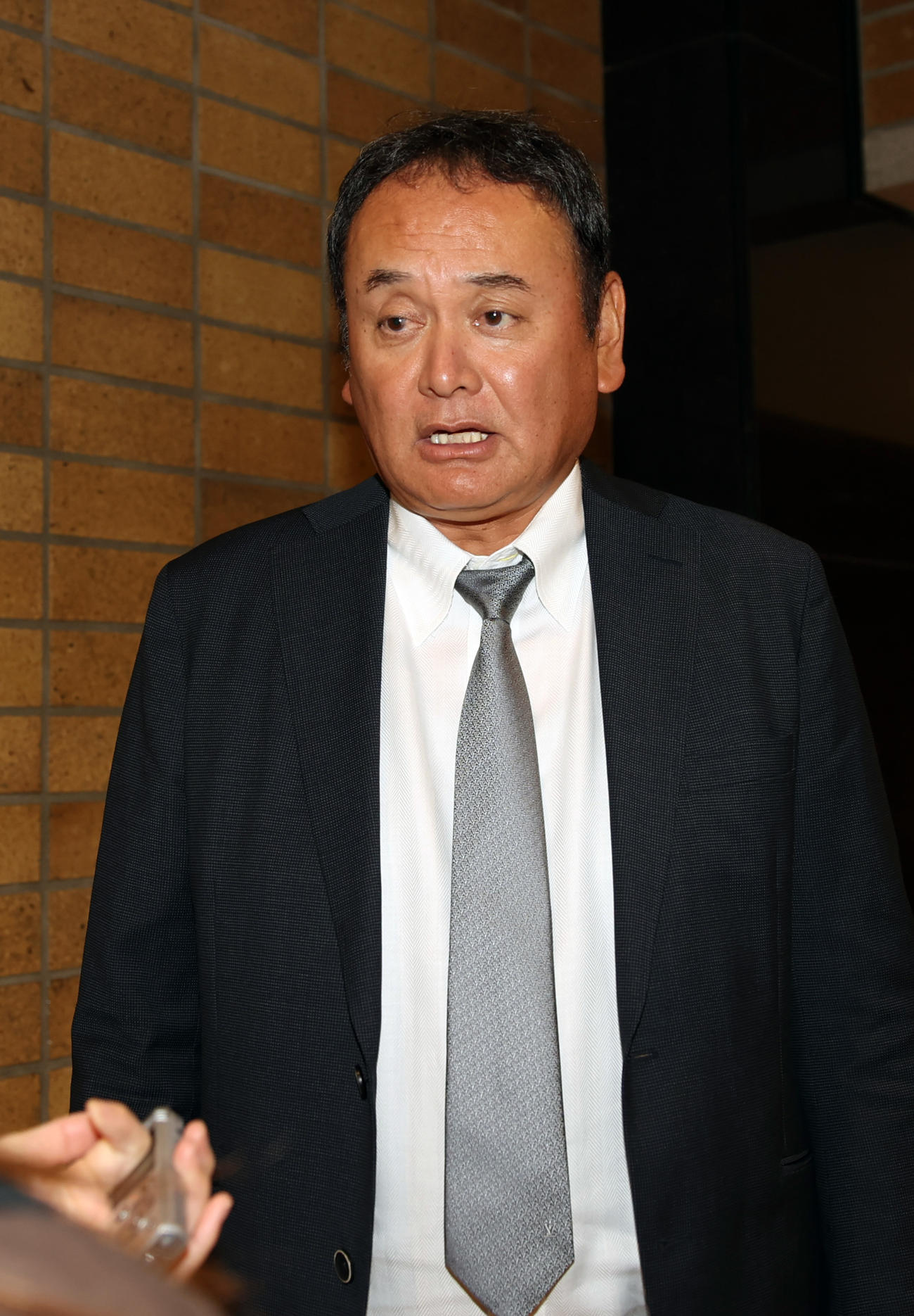 開会式で記者の質問に答える帝京長岡・芝草監督（撮影・柴田隆二）