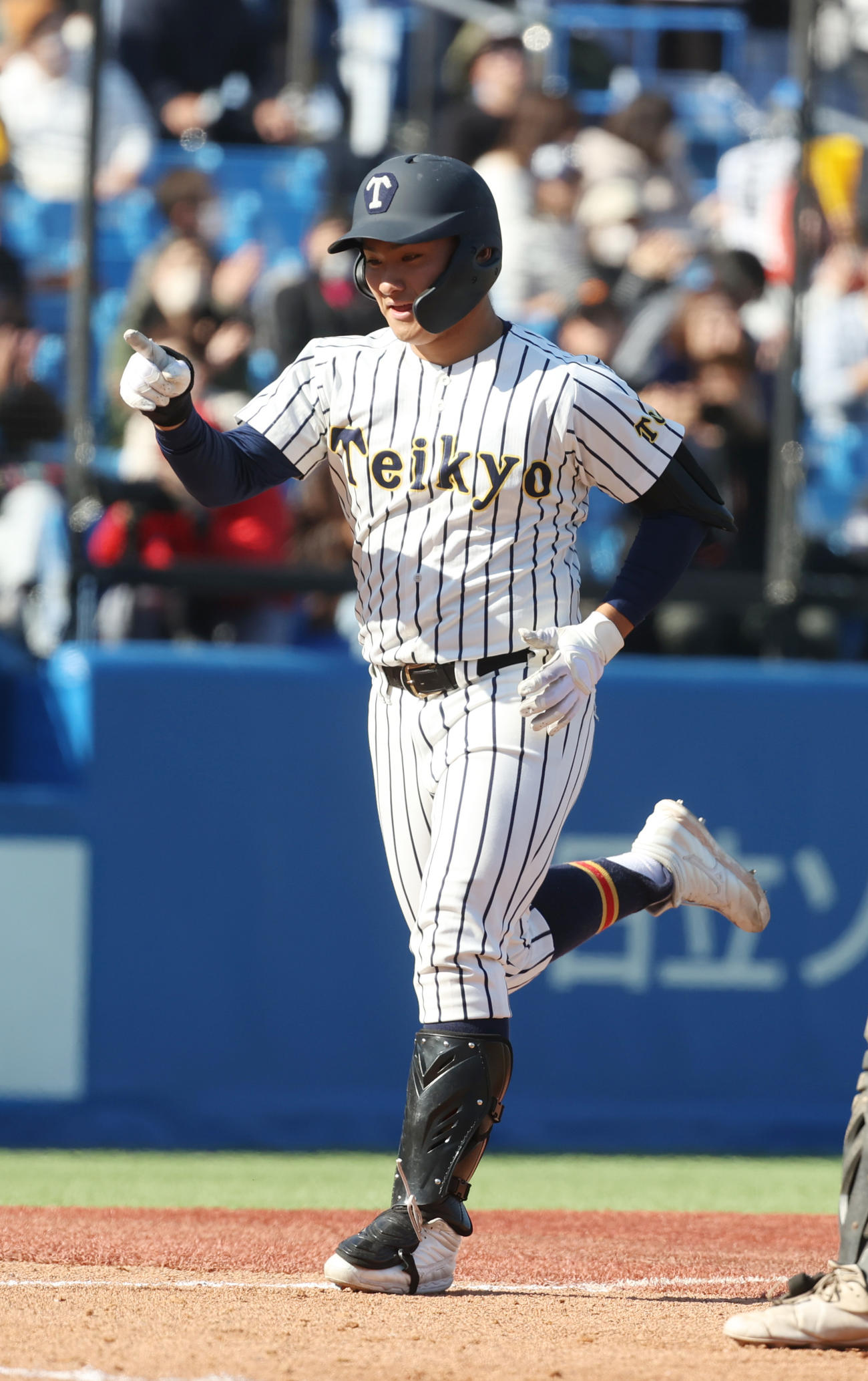 山梨学院対帝京　2回裏帝京1死、蔦原は左越えに本塁打を放ち生還する（撮影・柴田隆二）