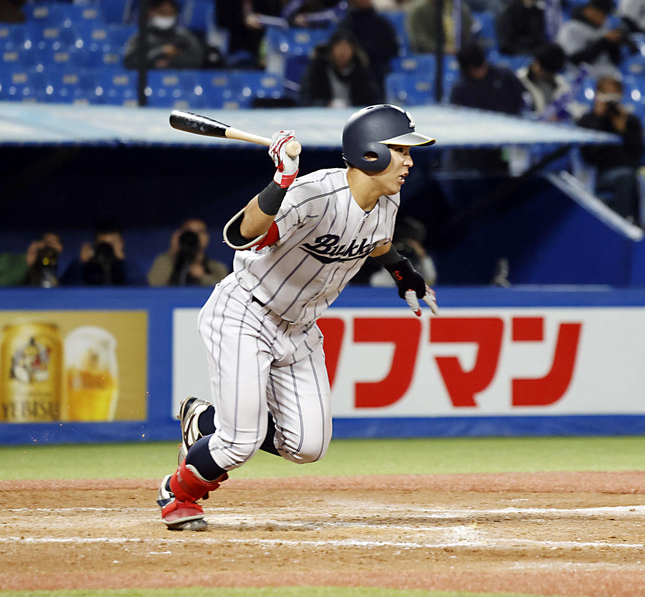 日本文理大対佛教大　4回裏佛教大2死二塁、右前適時打を放つ佛教大・岩本（撮影・山本朝陽）