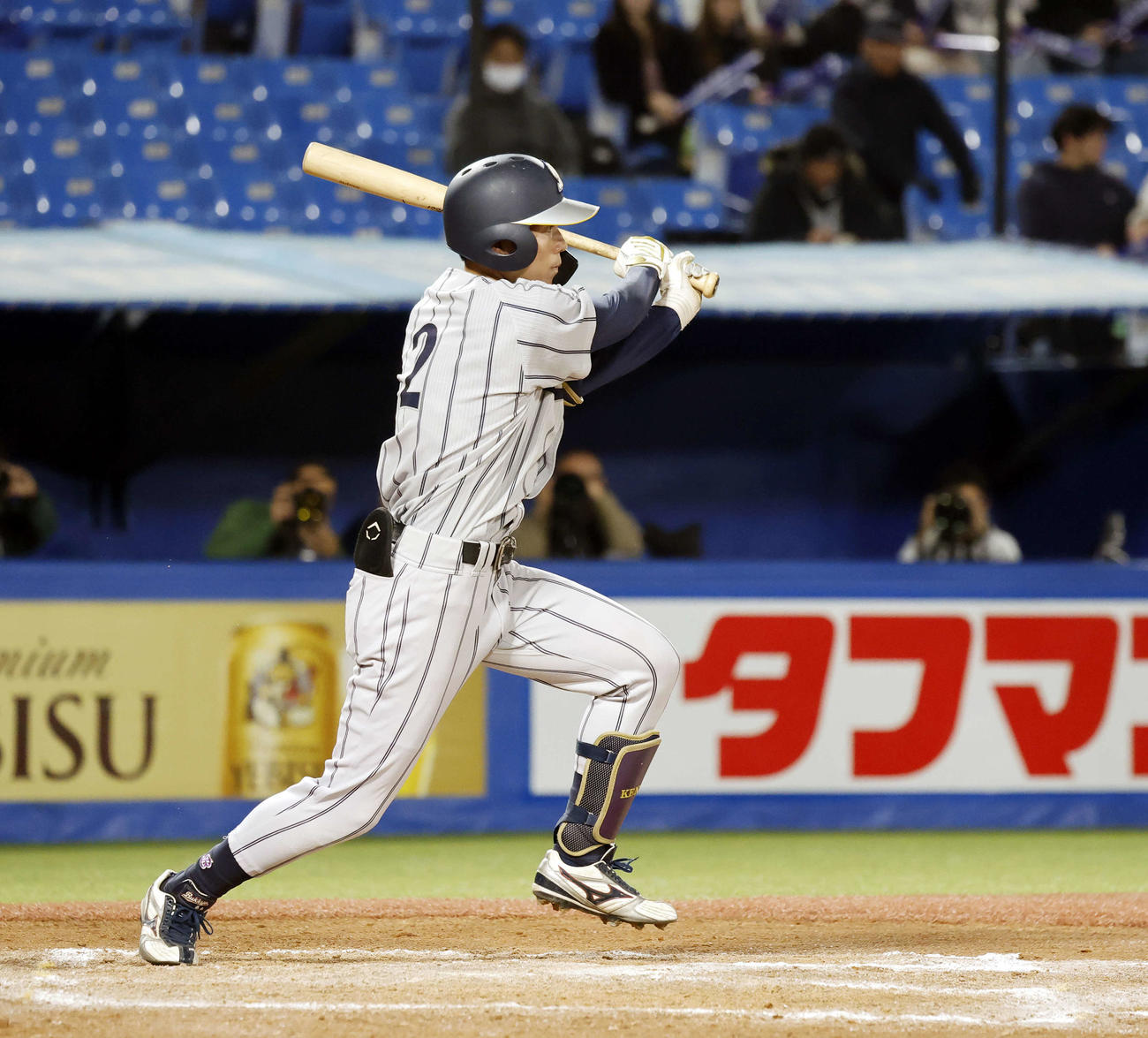 日本文理大対佛教大　6回裏佛教大2死一、三塁、左前適時打を放つ佛教大・小池（撮影・山本朝陽）