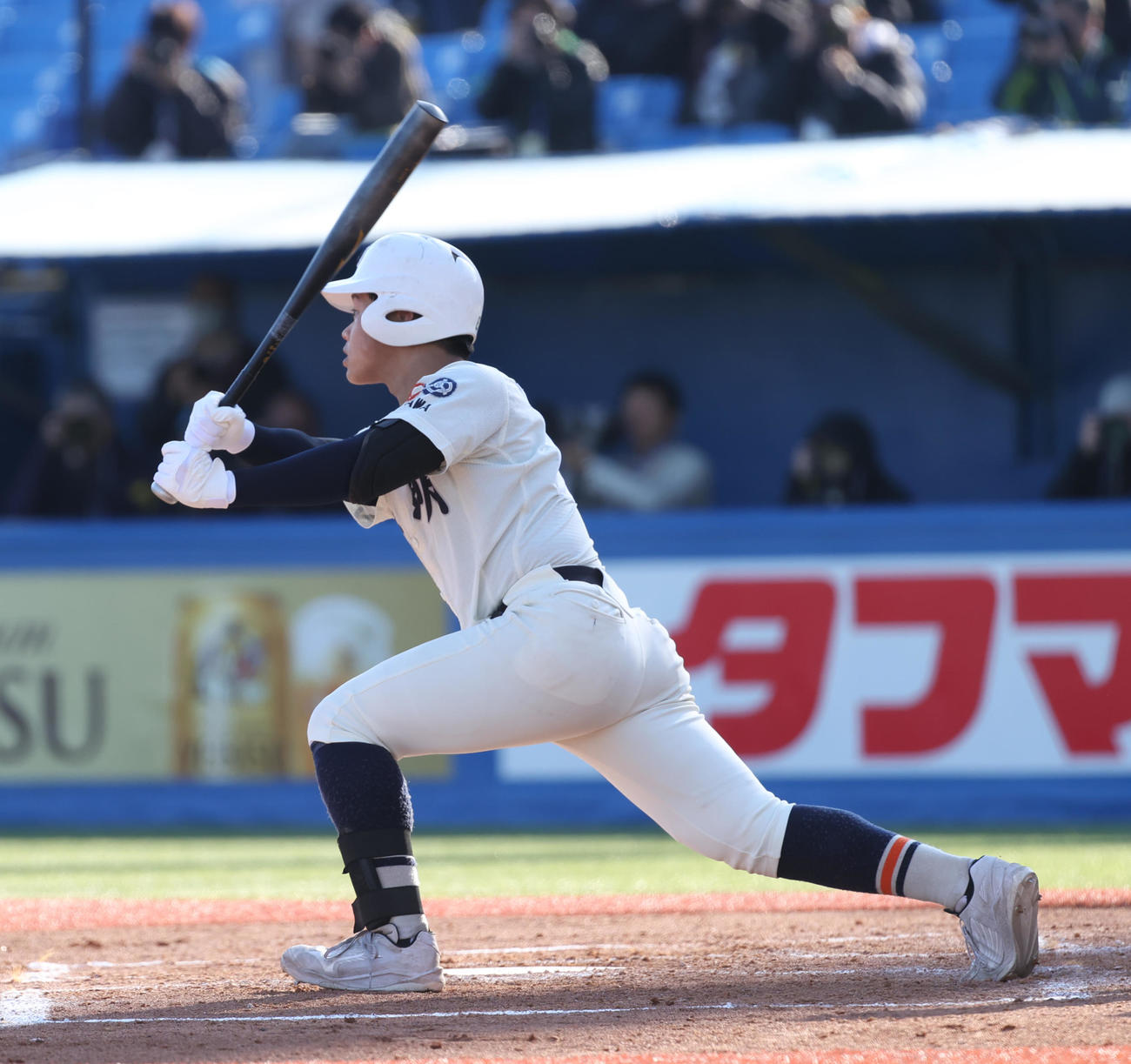 英明対帝京長岡　3回表英明1死満塁、松本一は中犠飛を放つ（撮影・柴田隆二）