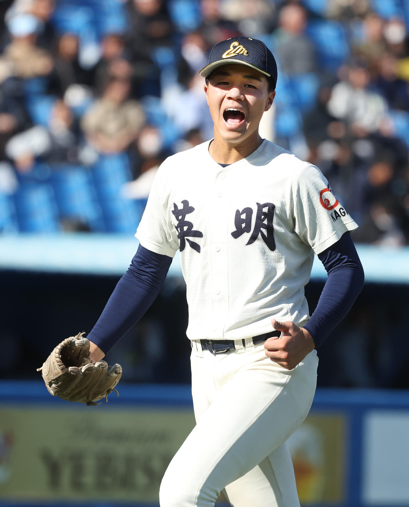 英明対帝京長岡　8回満塁のピンチを切り抜けた英明・冨岡は雄たけびを上げる（撮影・柴田隆二）