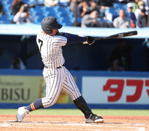 山梨学院対帝京　2回裏帝京1死、蔦原は左越えに本塁打を放つ（撮影・柴田隆二）