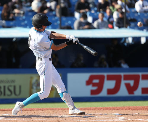 山梨学院対帝京　8回表山梨学院2死満塁、石井は右中間に走者一掃の適時二塁打を放つ（撮影・柴田隆二）