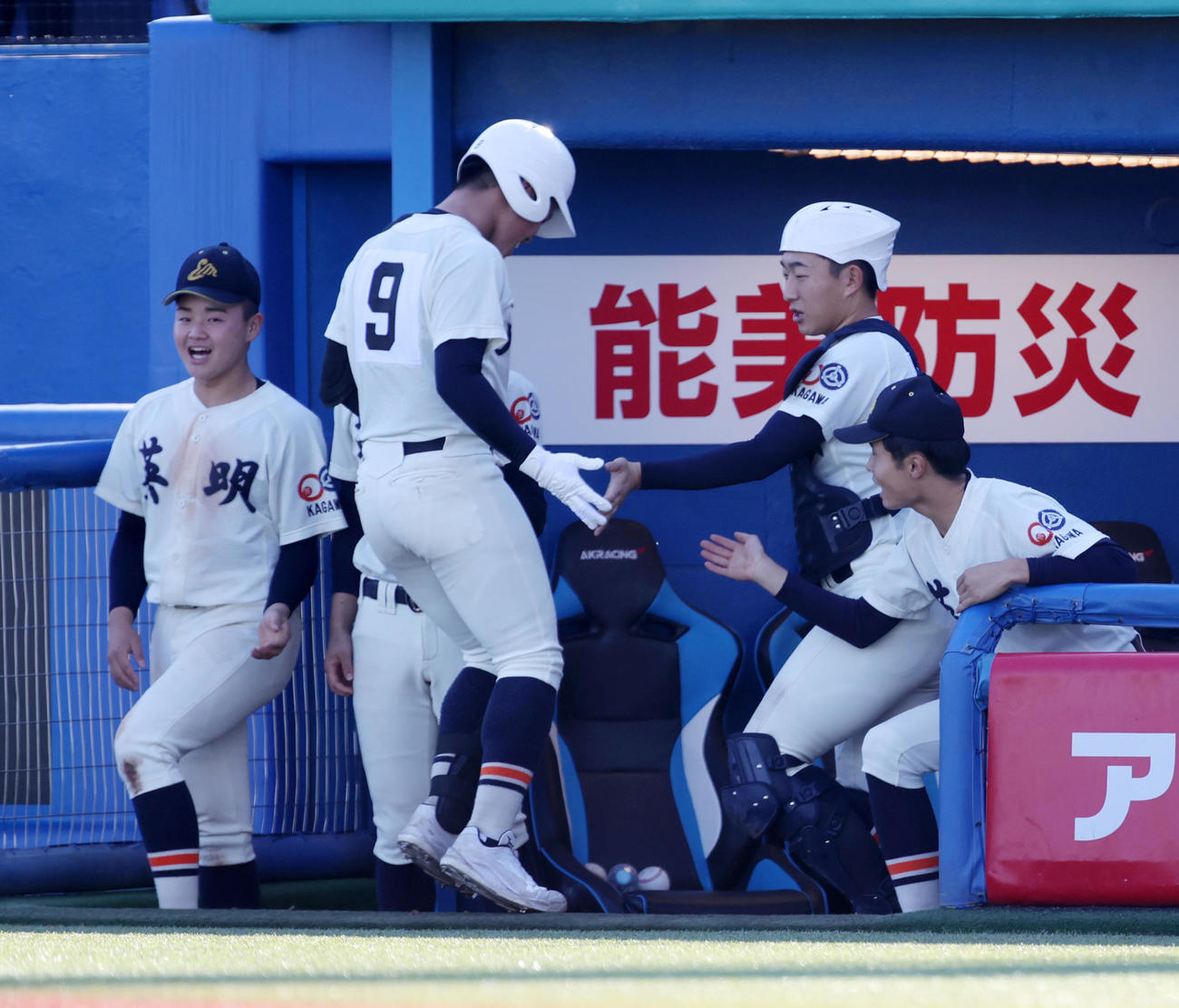 英明対帝京長岡　3回表英明1死満塁、松本一は中犠飛を放ちナインの出迎えを受ける（撮影・柴田隆二）
