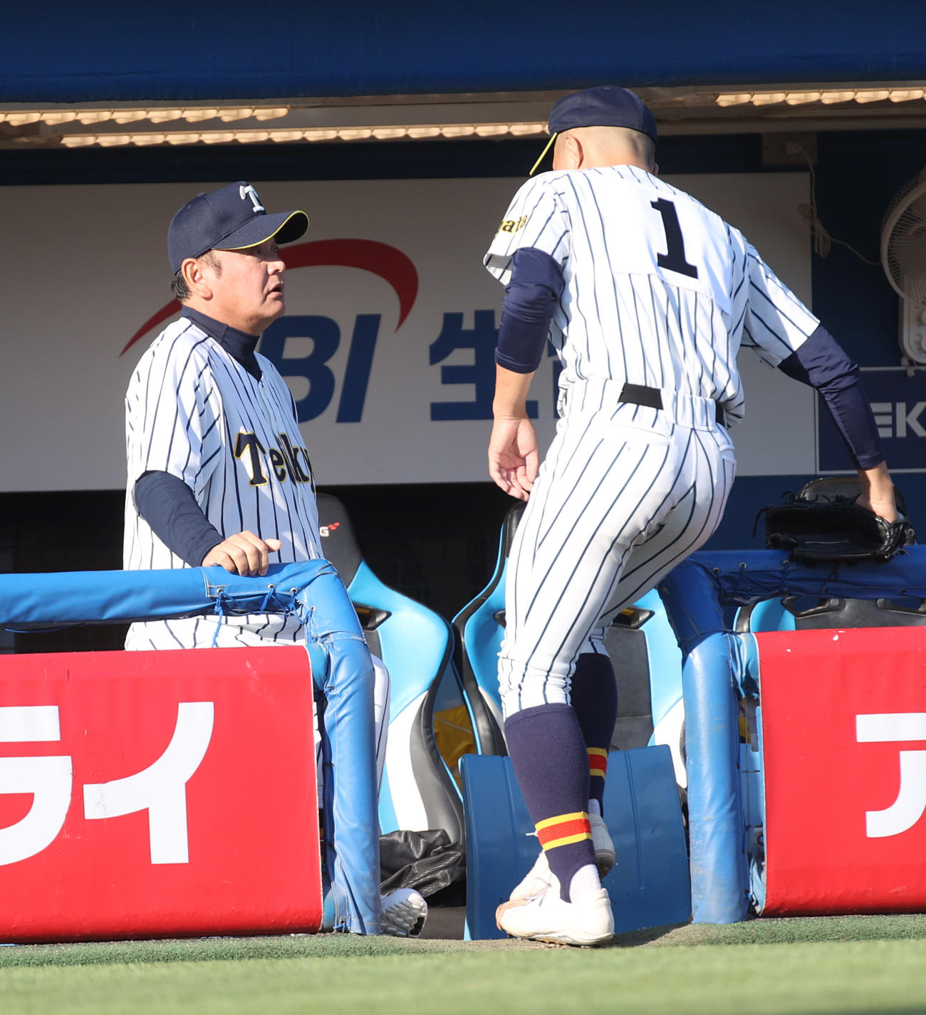 英明対帝京長岡　帝京長岡・芝草監督（左）は工藤と話す（撮影・柴田隆二）