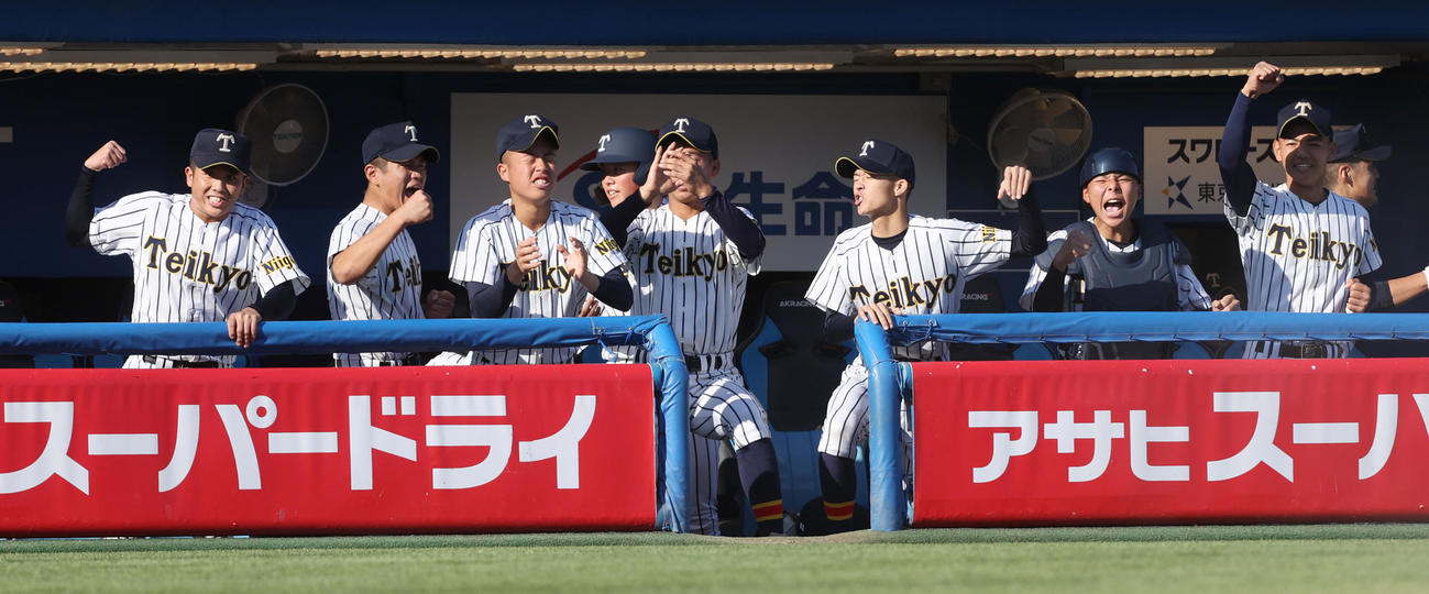 英明対帝京長岡　3回裏帝京長岡1死三塁、捕手の三塁悪送球で三塁走者富田が生還し喜ぶ帝京長岡ナイン（撮影・柴田隆二）