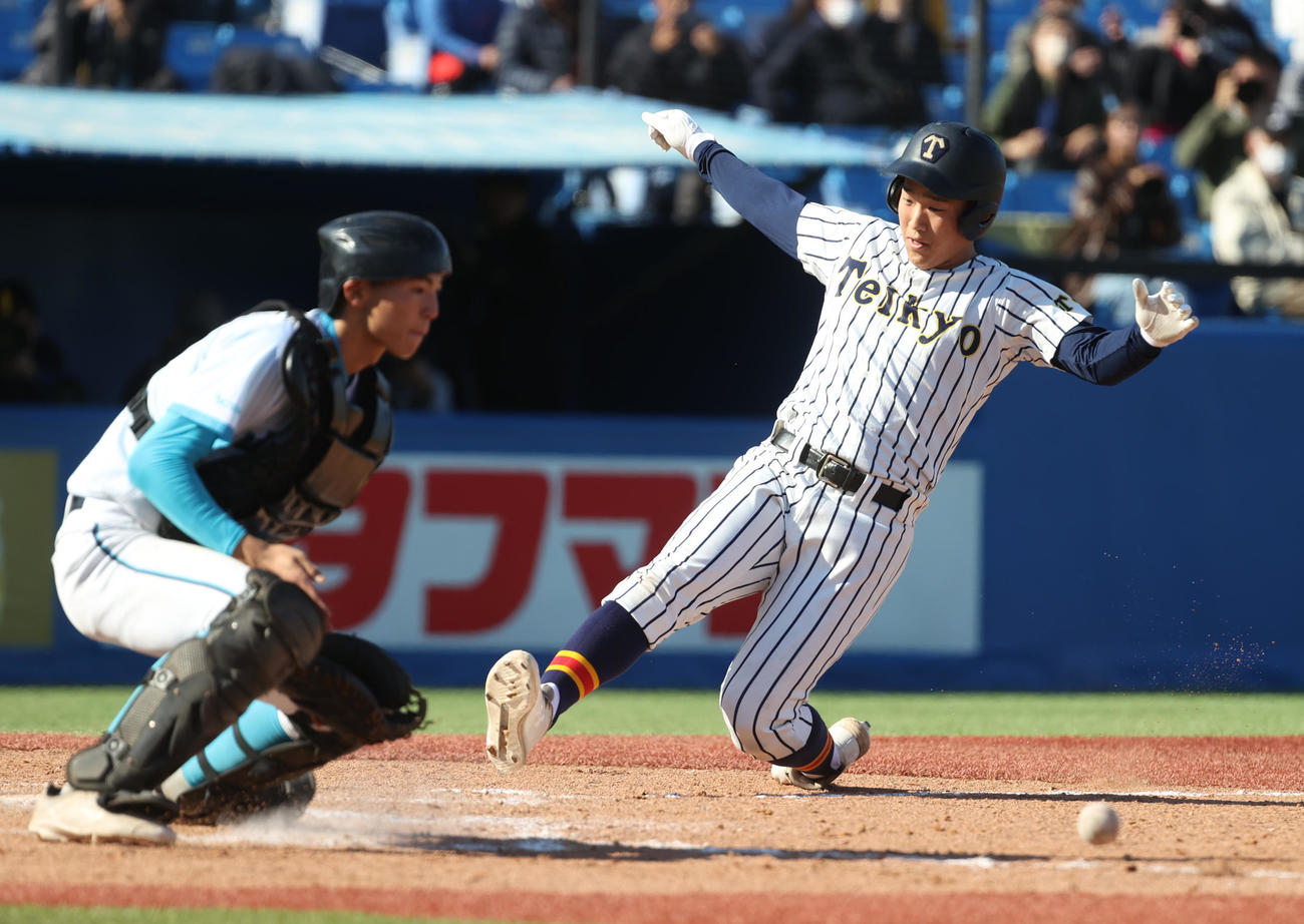 山梨学院対帝京　4回裏帝京1死二、三塁、蔦原の右犠飛で三塁走者安藤が生還する。山梨学院・光永捕手（撮影・柴田隆二）